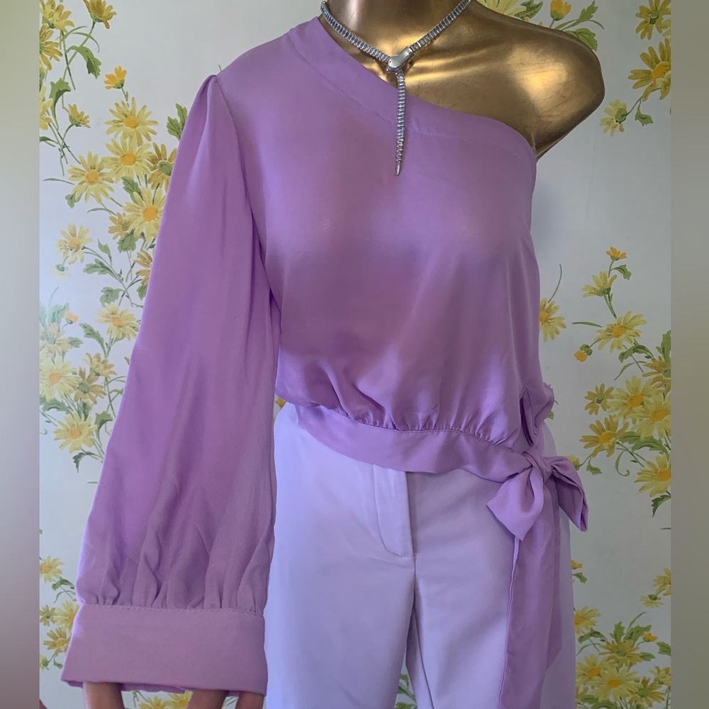Single sleeve side tie blouse in lilac size M